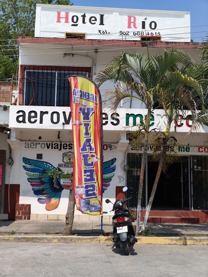 Fachada de Aeroviajes México y Hotel Río en Ciudad Hidalgo
