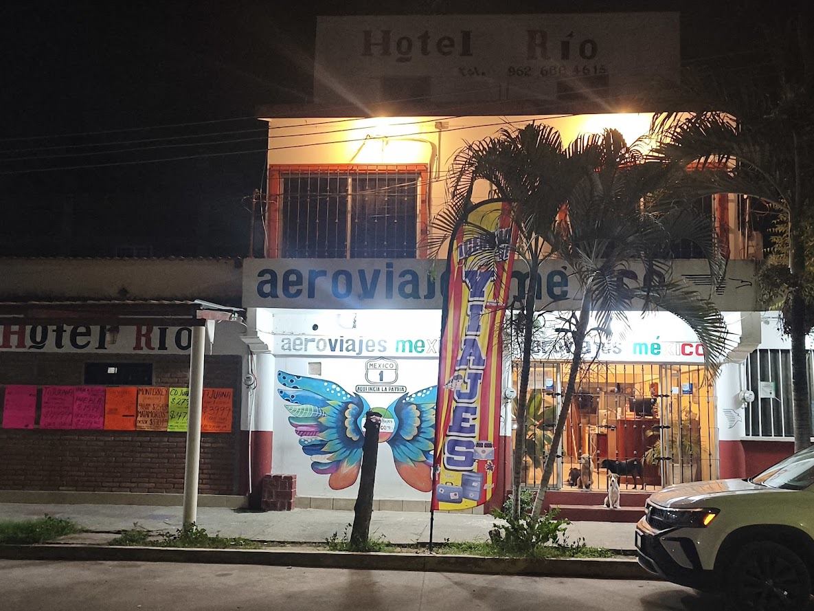 Fachada de Aeroviajes México de noche